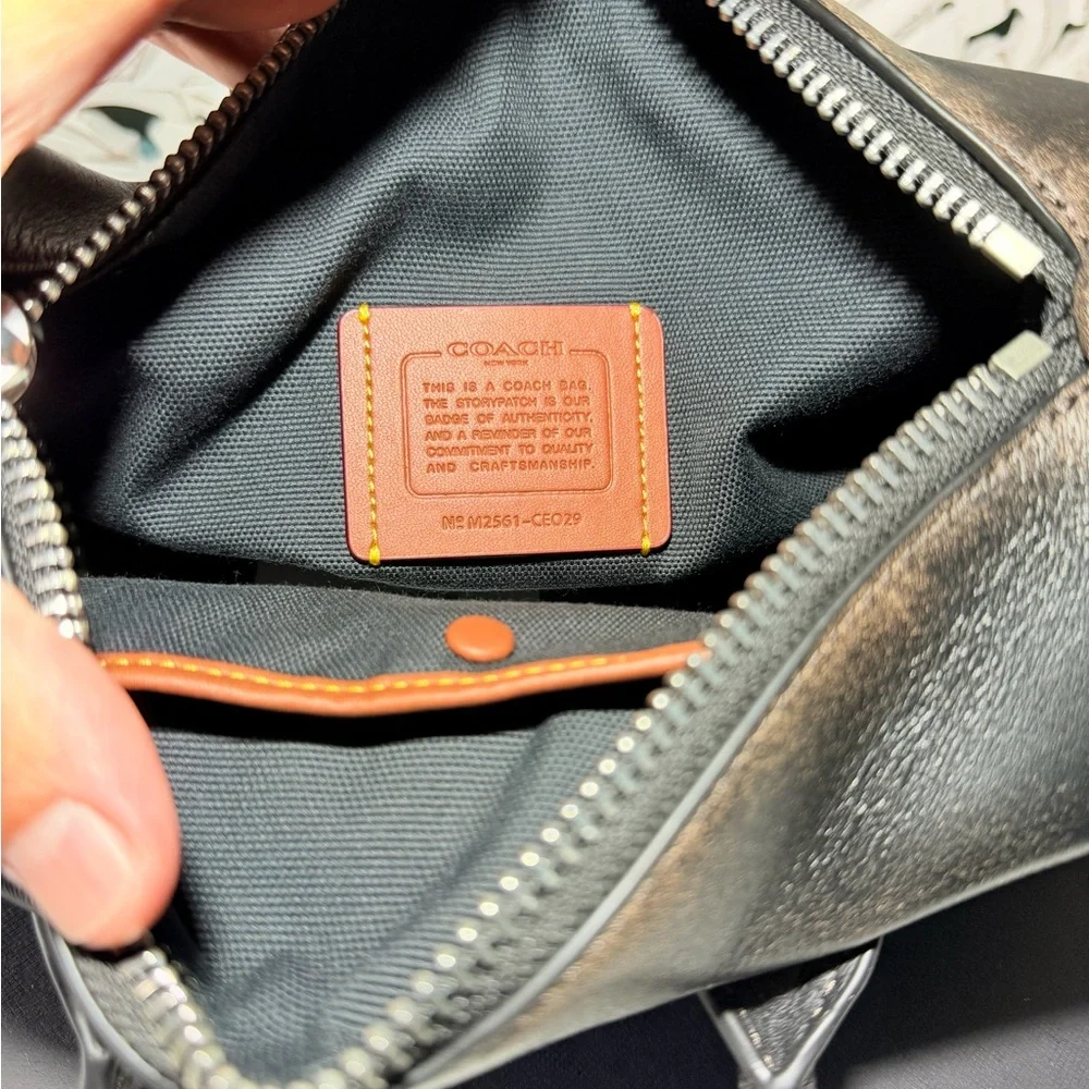 Coach compass 25 in loved leather